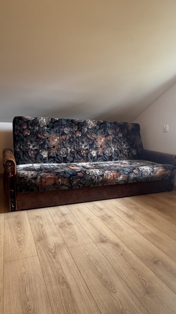 Wersalka, biurko, krzesło biurowe, dywan