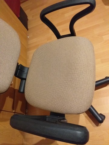 Wersalka, biurko, krzesło biurowe, dywan