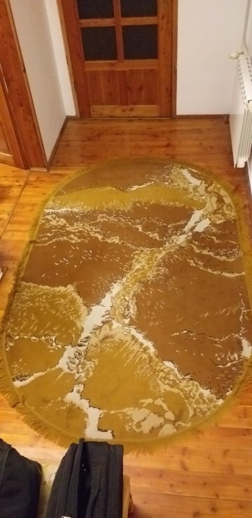 Wersalka, biurko, krzesło biurowe, dywan