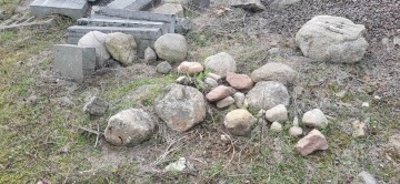 Kamien polny i słupy betonowe