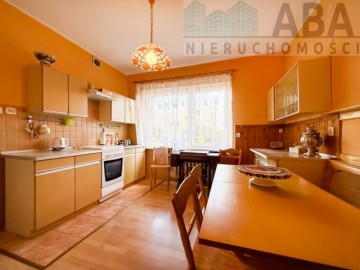 DOM Z DUŻĄ DZIAŁKĄ NAROŻNIKOWĄ – IDEALNY DLA RODZINY