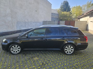 Sprzedam Toyotę Avensis
