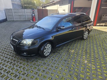 Sprzedam Toyotę Avensis