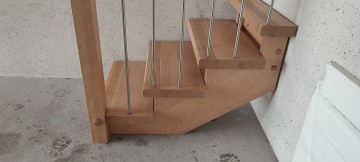 Piękne drewniane schody z poręczą