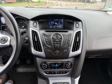 Ford Focus BENZYNA Klimatronik Nawigacja Tempomat HAK