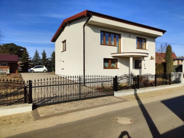 Sprzedam dom piętrowy -po remoncie-5 pokoi -działka 700m2