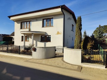 Sprzedam dom piętrowy -po remoncie-5 pokoi -działka 700m2
