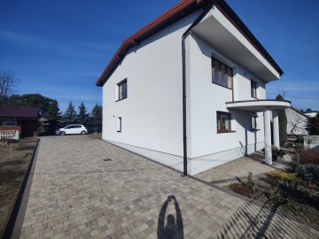 Sprzedam dom piętrowy -po remoncie-5 pokoi -działka 700m2