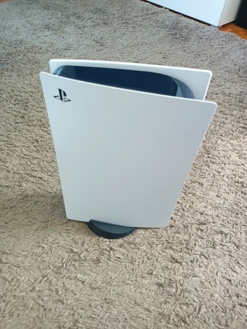 Konsola Sony PlayStation 5 z napędem 825 GB + 2 pady