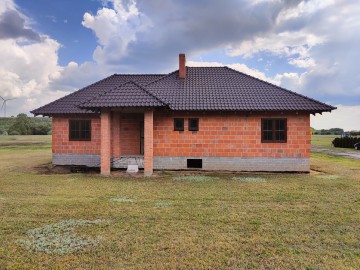 Sprzedam dom parterowy, stan surowy zamknięty, gm. Ślesin