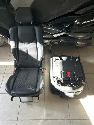 Sprzedam fotele p&oacute;ł sk&oacute;ra peugeot 308 sw trzeci rząd