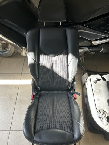 Sprzedam fotele p&oacute;ł sk&oacute;ra peugeot 308 sw trzeci rząd
