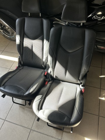 Sprzedam fotele p&oacute;ł sk&oacute;ra peugeot 308 sw trzeci rząd