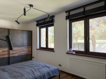 Luksusowy Dom z Fotowoltaiką i Pięknym Ogrodem – Żdżary