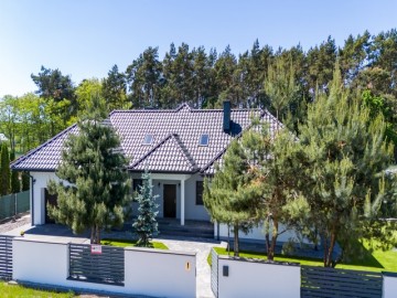 Luksusowy Dom z Fotowoltaiką i Pięknym Ogrodem – Żdżary