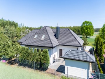 Luksusowy Dom z Fotowoltaiką i Pięknym Ogrodem – Żdżary