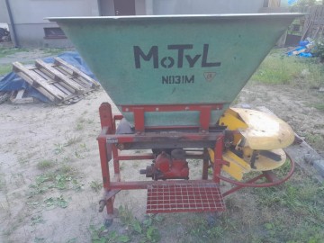 Sprzedam rozsiewacz nawozu i wapna Motyl