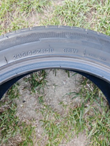 Komplet opon 235/45/18
