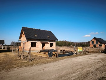 Dom w trakcie budowy w sąsiedztwie lasów i jeziora-gm.Ślesin