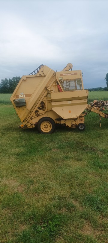 Prasa New Holland 841
