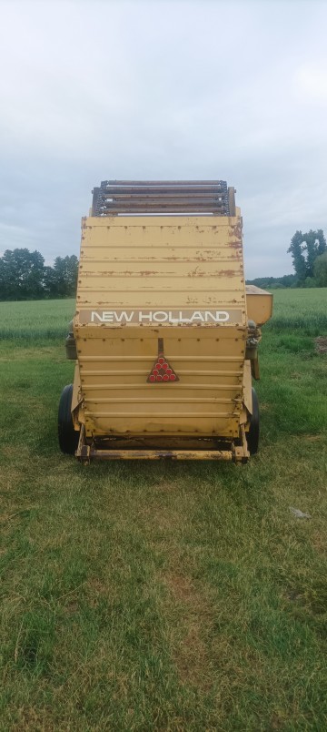 Prasa New Holland 841
