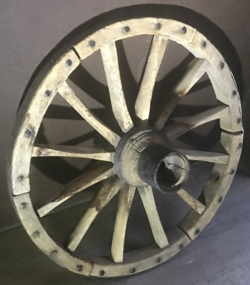 Stare ozdobne koło drewniane z metalowym okuciem od bryczki
