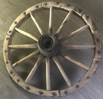 Stare ozdobne koło drewniane z metalowym okuciem od bryczki