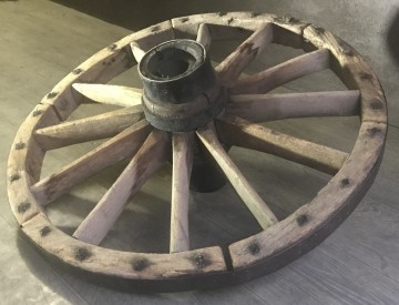 Stare ozdobne koło drewniane z metalowym okuciem od bryczki