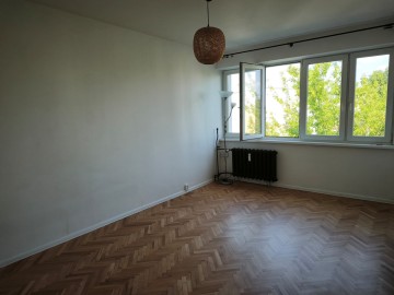 2 pokojowe mieszkanie, częściowo umeblowane, niski blok-os.V