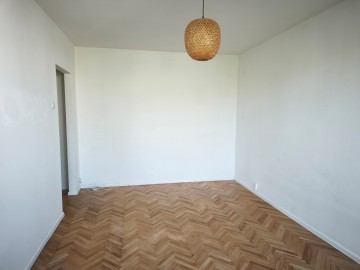 2 pokojowe mieszkanie, częściowo umeblowane, niski blok-os.V