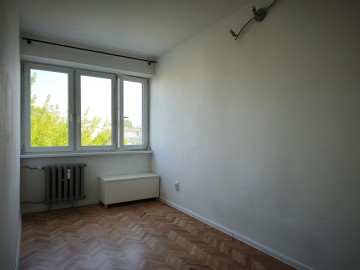 2 pokojowe mieszkanie, częściowo umeblowane, niski blok-os.V
