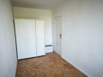 2 pokojowe mieszkanie, częściowo umeblowane, niski blok-os.V