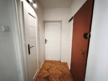 2 pokojowe mieszkanie, częściowo umeblowane, niski blok-os.V