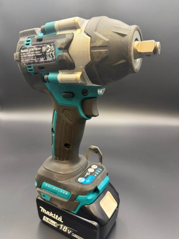 Klucz udarowy Makita DTW700 plus akumulator Makita 5.0 Stan;