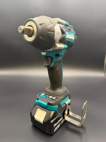 Klucz udarowy Makita DTW700 plus akumulator Makita 5.0 Stan;