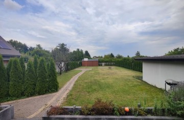 Sprzedam parterowy dom na osiedlu pod miastem