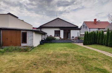 Sprzedam parterowy dom na osiedlu pod miastem