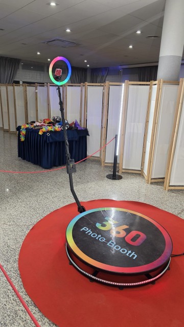 Fotobudka 360 &ndash; atrakcja, kt&oacute;ra rozkręci każdą imprezę!