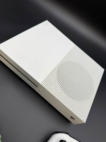 Konsola Xbox one S Model 1681 Stan: bardzo dobry, sprawny.