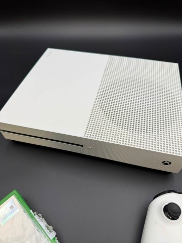Konsola Xbox one S Model 1681 Stan: bardzo dobry, sprawny.