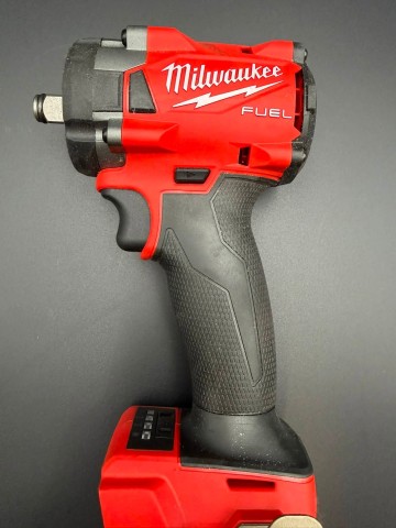 Milwaukee klucz udarowy M18FIW2F12 Stan: jak nowy, brak ślad