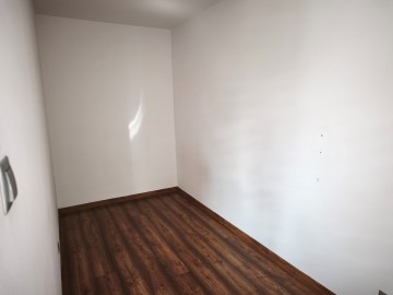 Na sprzedaż kawalerka na parterze, niski blok z cegły