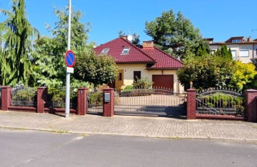 Solidny, ponadczasowy dom na spokojnym osiedlu - Konin Nowy ...