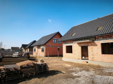 Dom w trakcie budowy w sąsiedztwie lasów i Jez. Ślesińskiego