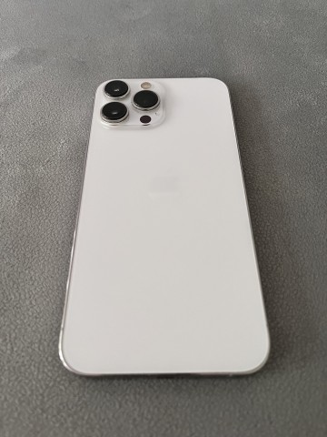 iPhone 13 Pro Max i AirPods 2