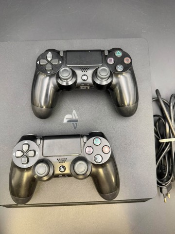Konsola PS4 500 GB Model 2216 Stan: dobry, sprawny.  W kompl