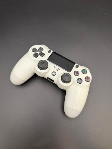 Kontroler PS4  Stan: dobry, sprawny.  Specyfikacja Bezprzewo