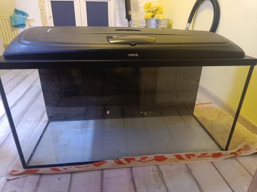 Akwarium z oświetleniem LED
