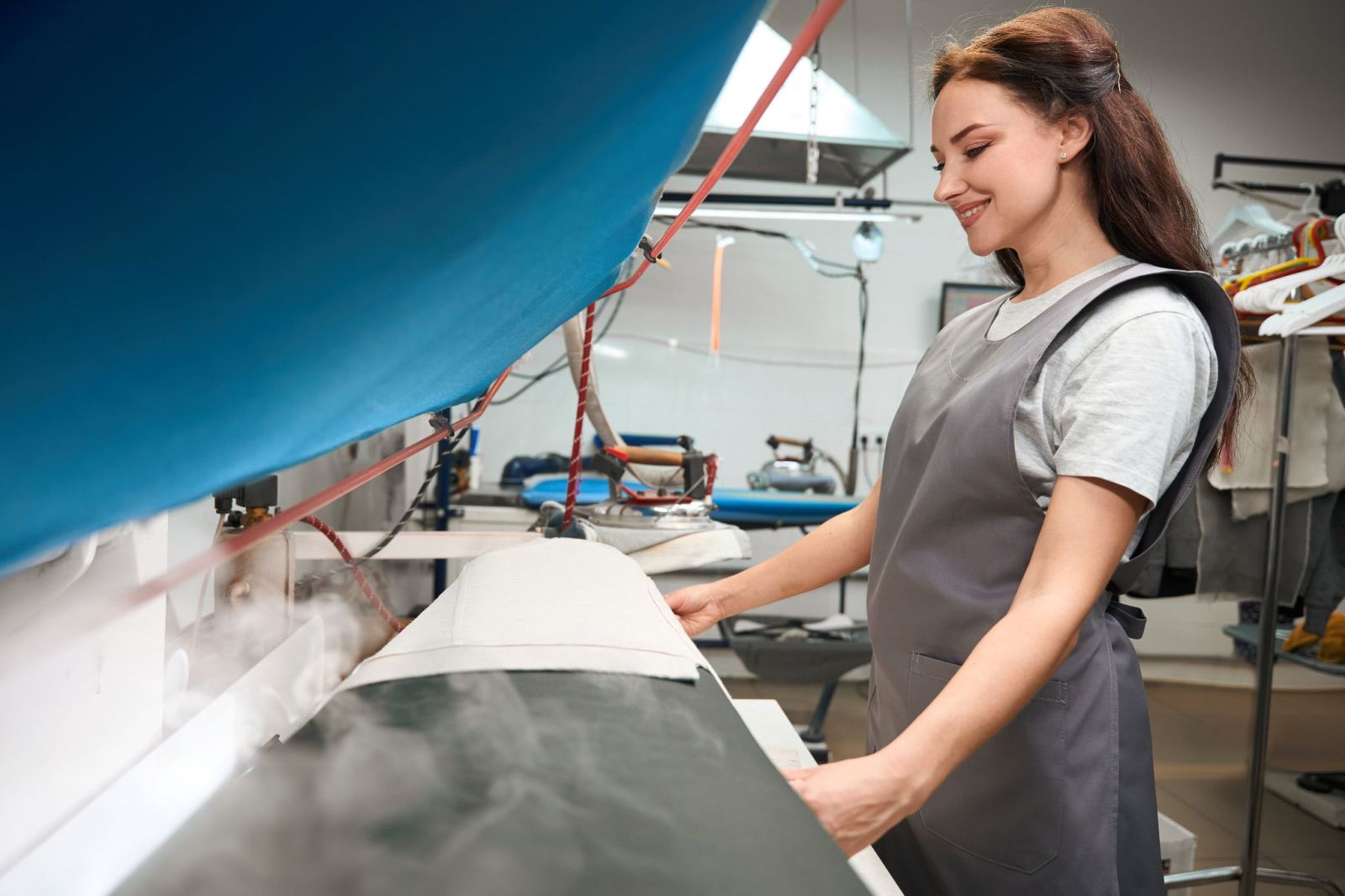 prasowanie prania na parownicy przemysłowej